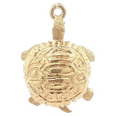 Colgante vintage de Dankner con dijes de tortuga detallados y textura en oro amarillo