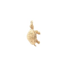 Colgante vintage de Dankner con dijes de tortuga detallados y textura en oro amarillo