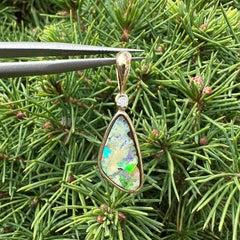 Anhänger mit Anhängerelement aus 18-karätigem massivem Gelbgold in Freiform mit Boulderopal und Diamantfassung
