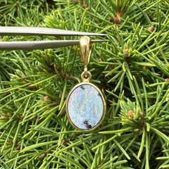 Colgante con diamante de ópalo boulder y bisel ovalado de oro amarillo de 18k