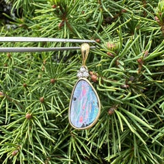 Anhänger mit frei geformter Fassung aus 18-karätigem Gelbgold, mit Boulderopal und Diamanten