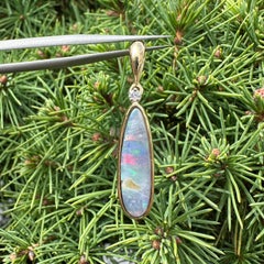 Langer Anhänger aus 18-karätigem Gelbgold mit Boulder-Opal und Diamant