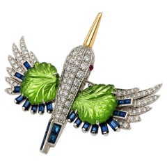 Broche de oro de 18 quilates y platino con zafiro, diamante, rubí y peridoto, con forma de martín pescador volando