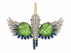 Broche de oro de 18 quilates y platino con zafiro, diamante, rubí y peridoto, con forma de martín pescador volando