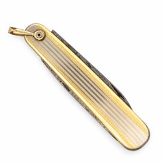 Couteaux anciens de la Meriden Knife Co. Pendentif de collection en or plaqué, en forme de couteau de poche ouvert