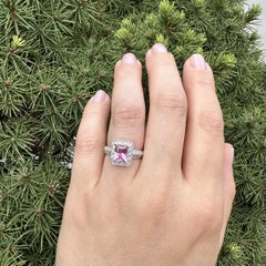 Bague moderne en platine avec saphir rose vif certifié GIA de 1,9 carat au total, sertie dans une monture et des côtés en diamants