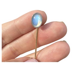 Antike Anstecknadel aus 14-karätigem Gelbgold mit Platin, ovaler Cabochon-Fassung und blauem Mondstein