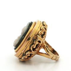 Anello antico in oro giallo 14k massiccio con agata intagliata, firmato e con scomparto apribile a ribalta