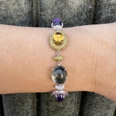 Armband aus 18-karätigem Weißgold mit bunten Cabochon-Edelsteinen, Diamanten und Saphiren in Pavé-Fassung