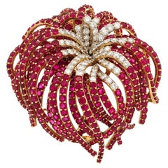Broche vintage francés de oro de 18 quilates con rubíes y diamantes, con un diseño floral y fuegos artificiales, de 56 ct en total