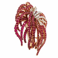Broche vintage francés de oro de 18 quilates con rubíes y diamantes, con un diseño floral y fuegos artificiales, de 56 ct en total