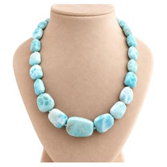 Collar de 19" con hileras de cuentas de larimar pulidas y de diferentes tamaños, con cierre de gancho de plata