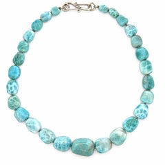 Collar de 19" con hileras de cuentas de larimar pulidas y de diferentes tamaños, con cierre de gancho de plata
