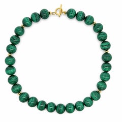 Collier rond de 17 pouces avec rangées de malachite, fermoir à bascule en or jaune massif et perles