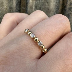 Bague empilable « Bubble Stack » de Paul Morelli, en or jaune 18 carats, avec demi-lunette sertie de diamants en canal