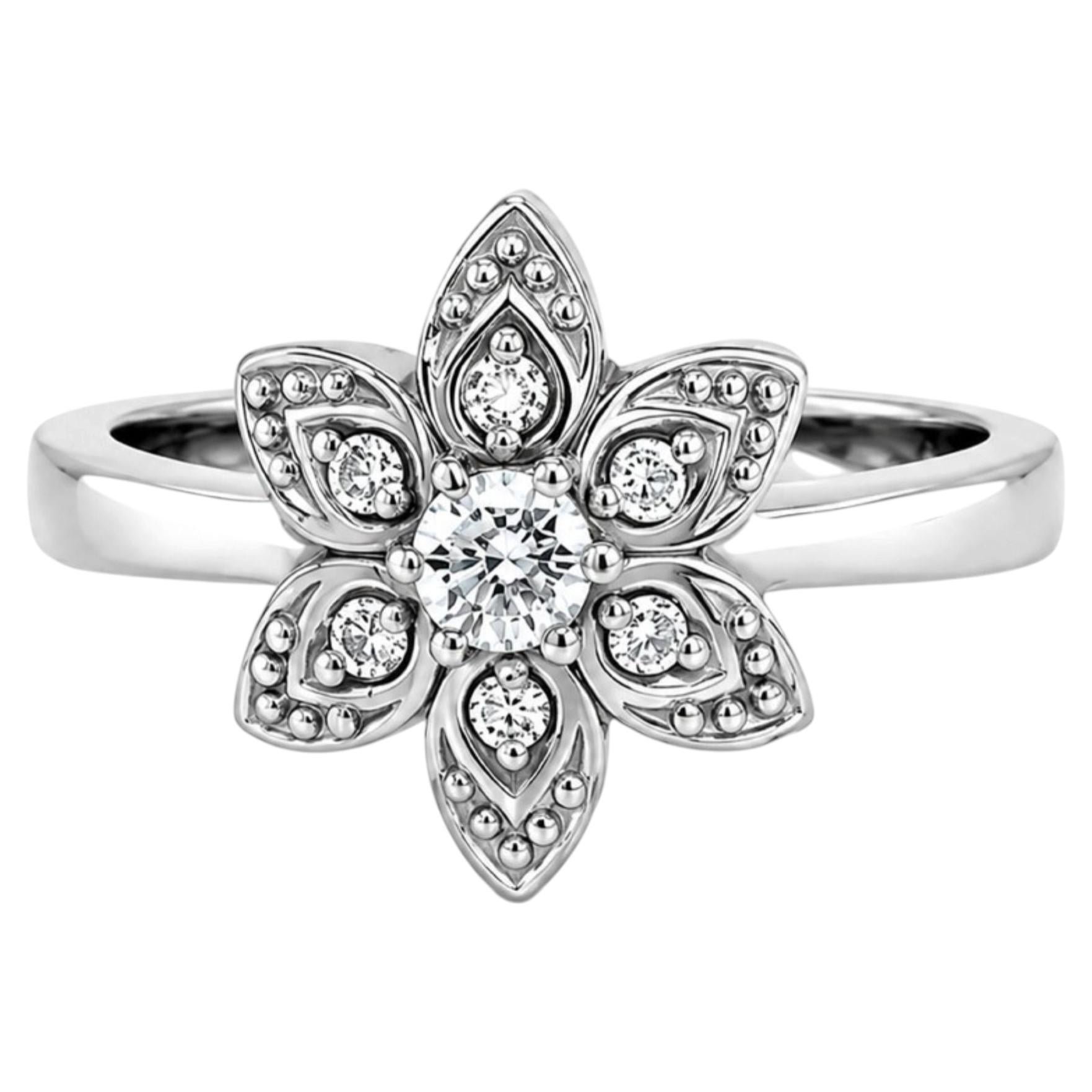 Anillo de flor con diamantes en oro blanco de 14K