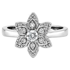 Anillo de flor con diamantes en oro blanco de 14K