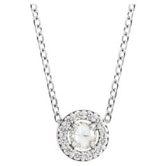 Collana con diamanti in stile Halo da 1/8 CTW in oro bianco 14K. Pietra centrale con taglio a rosa.