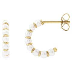 Orecchini a cerchio con perle d'acqua dolce coltivate in oro giallo 14K