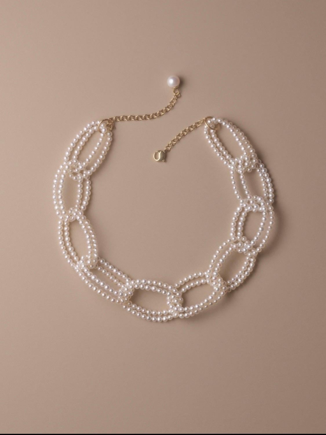 Besinnen Sie sich auf die Klassiker.
Das ikonische Collier der neuen Collection'S für Dangleterre, eine neue Art, die Perlenkette zu tragen. Dieses Collier ist auch mit schwarzen Turmalinperlen, rotem Jaspis oder Granat erhältlich.
die Kette ist aus