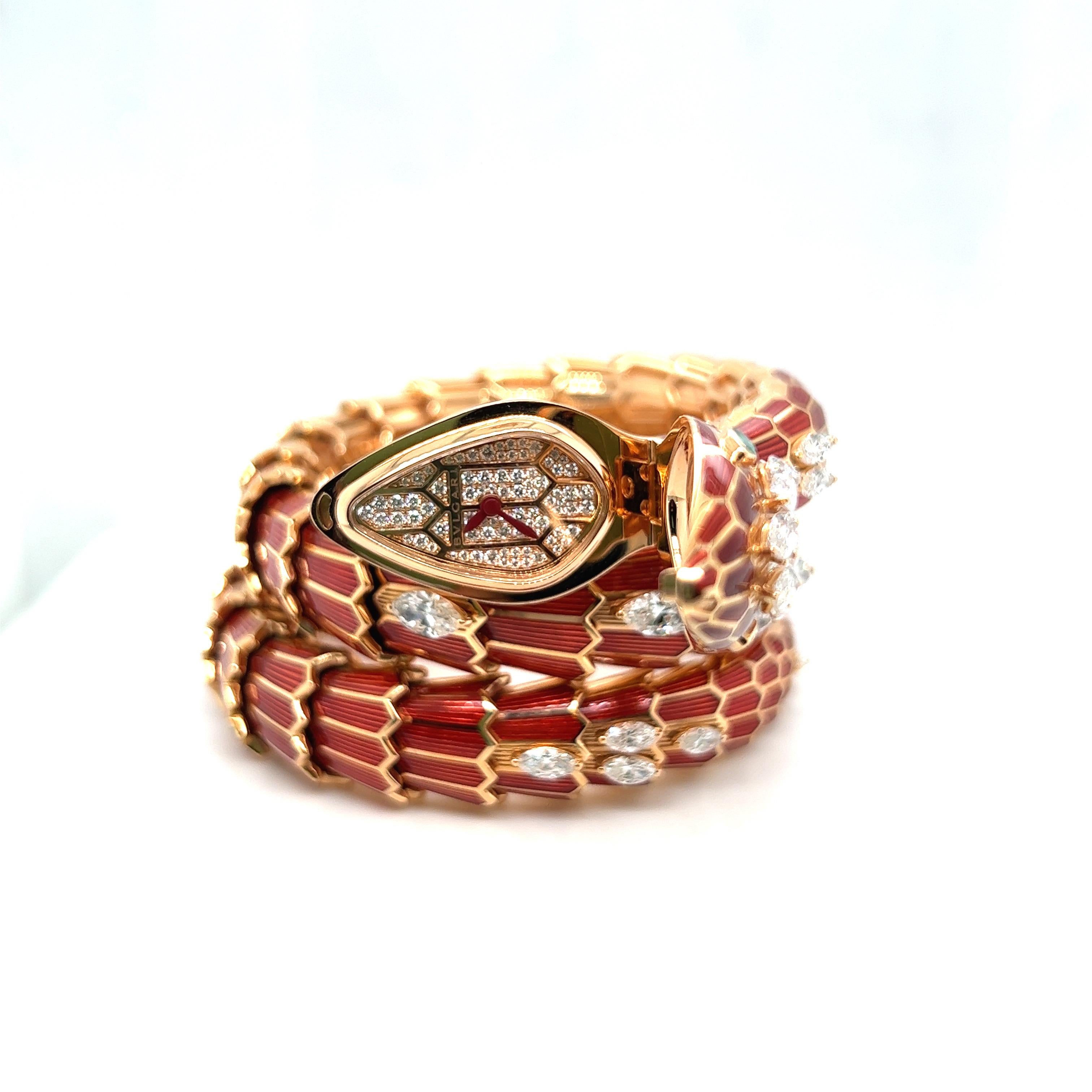 Armband/Damenarmbanduhr „Serpenti“ aus Emaille, Diamant und Smaragd, von Bvlgari (Zeitgenössisch) im Angebot