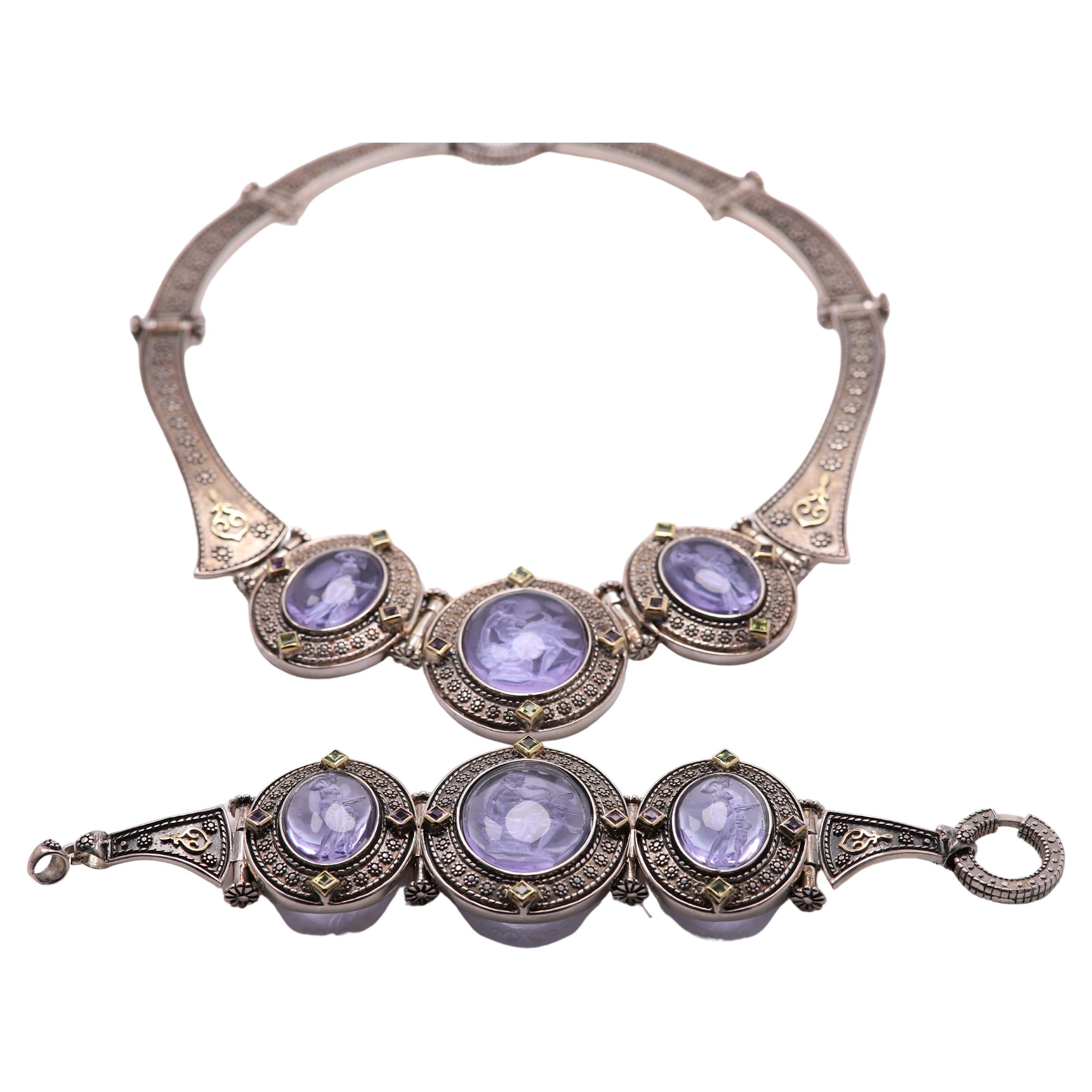 Cammeo di Zeus greco, Leda e Cigno in vetro di Murano italiano Collana viola in vendita