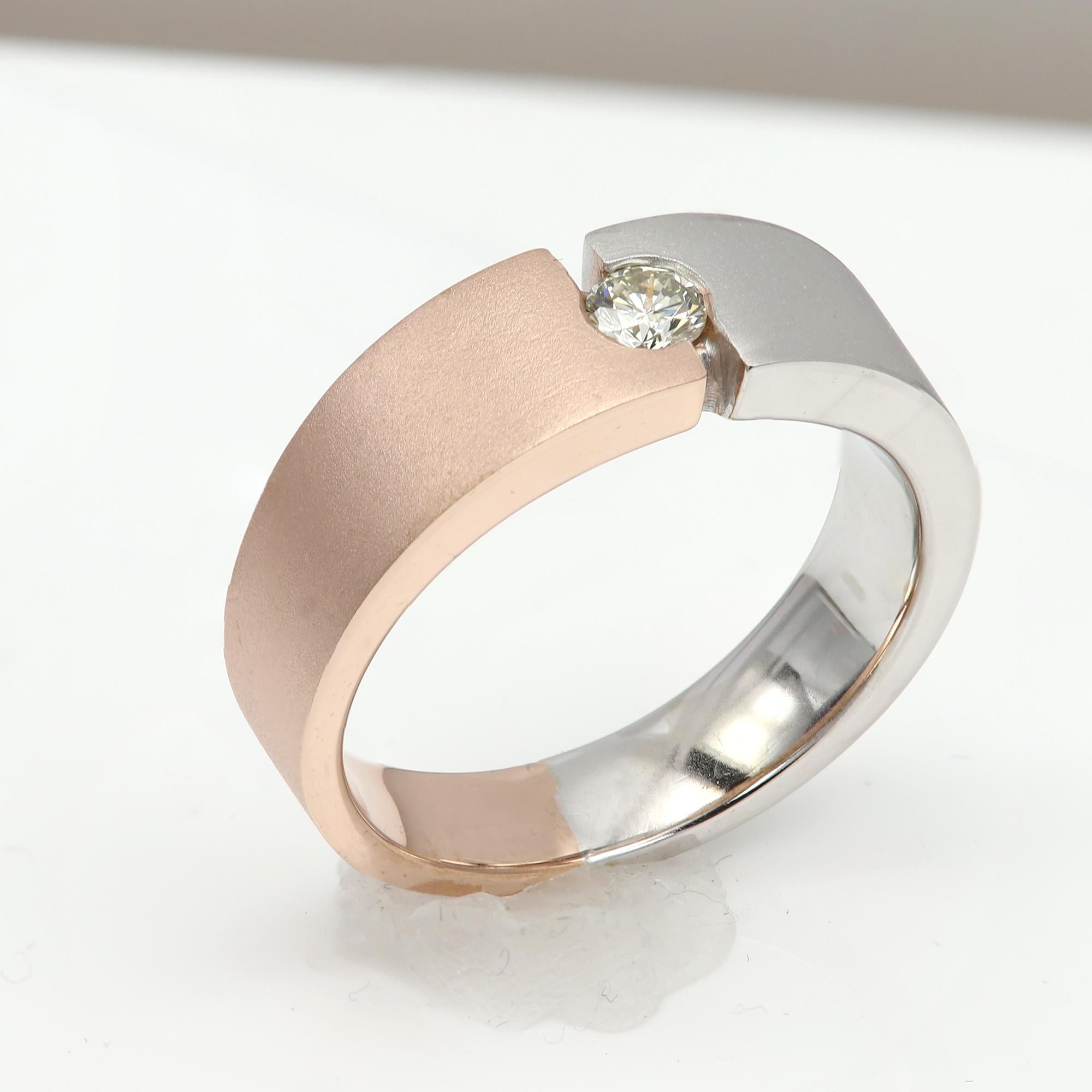 Hombres Anillo de Diamantes 14 Quilates Dos Tonos de Oro Cepillado Banda de Oro Rosa y Blanco para Hombres en venta 5