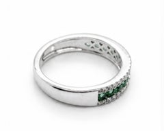TIMELESS Ring aus 18-karätigem Weißgold mit Smaragden und Diamanten