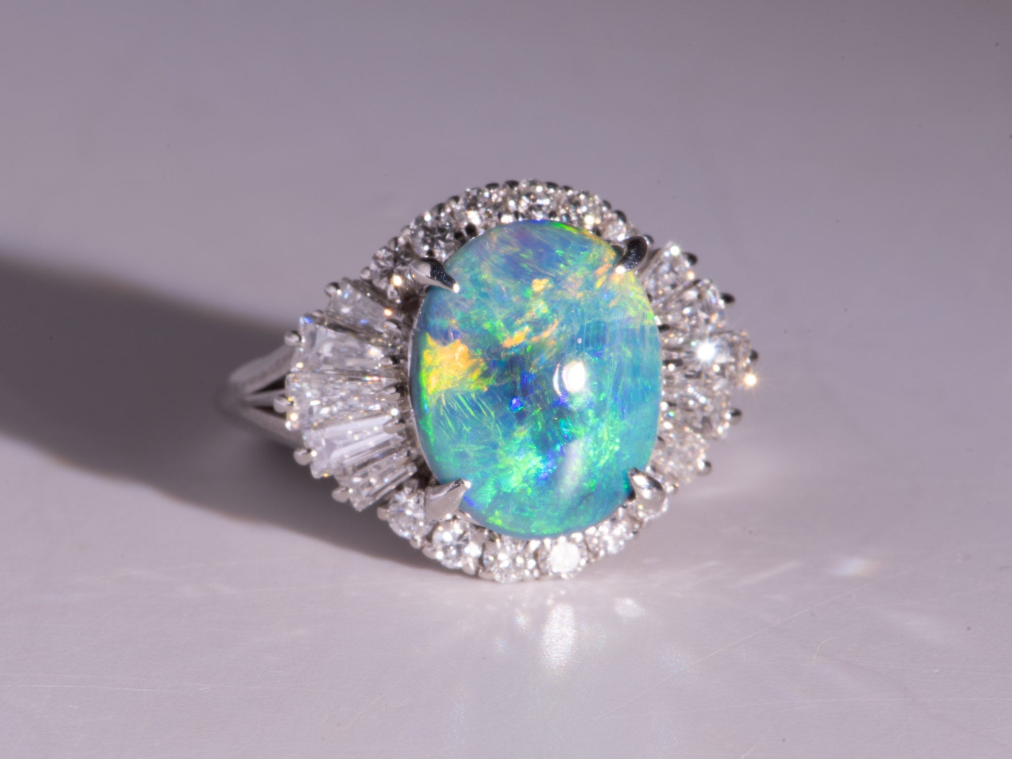 2.72ct Atemberaubender Australischer Schwarzer Opal mit Diamant Halo Verlobungsring Platin im Angebot