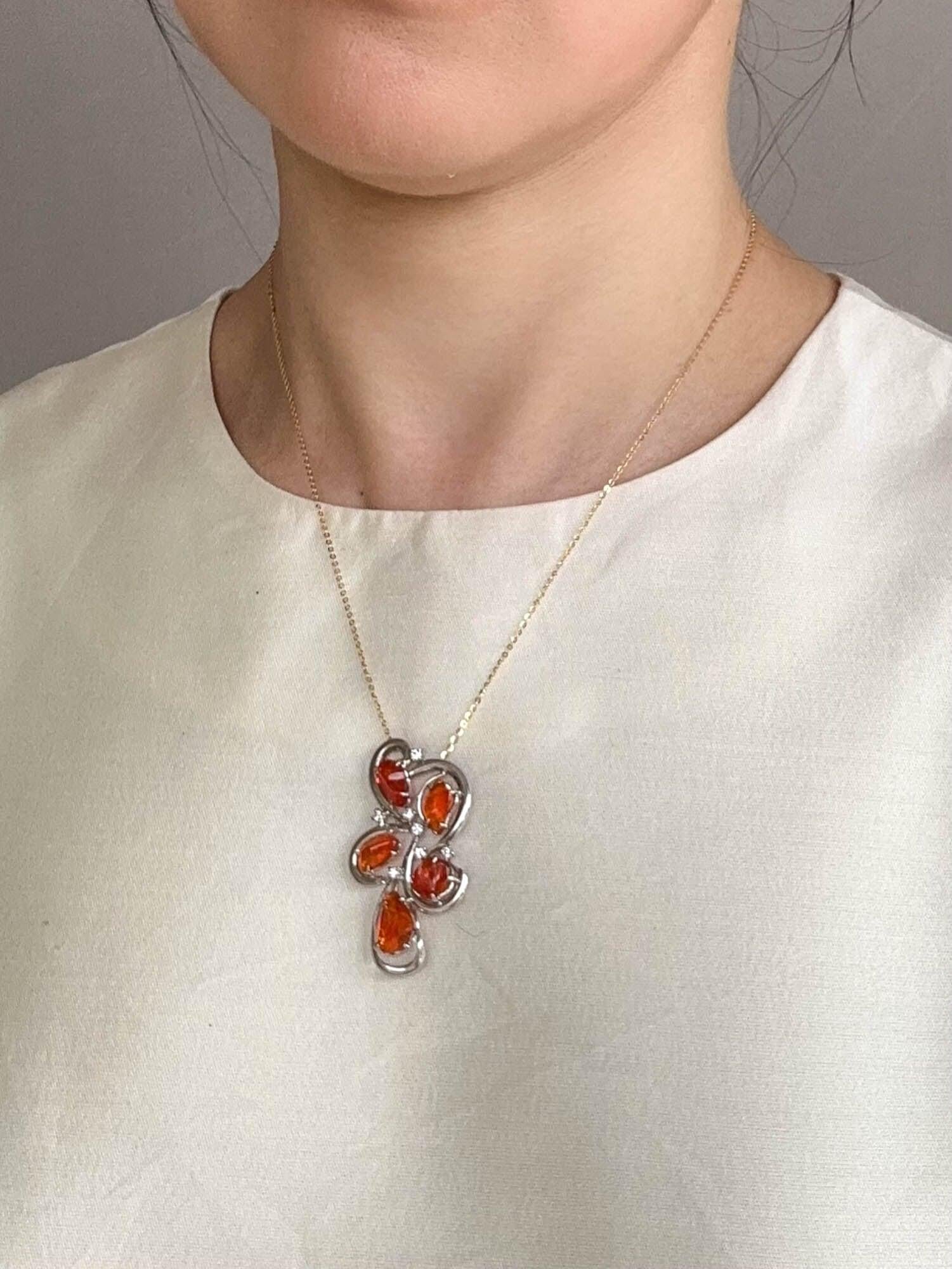 Splendido ciondolo in oro bianco 18K con opale di fuoco messicano a forma libera da 5ct+ R4572 in vendita 1