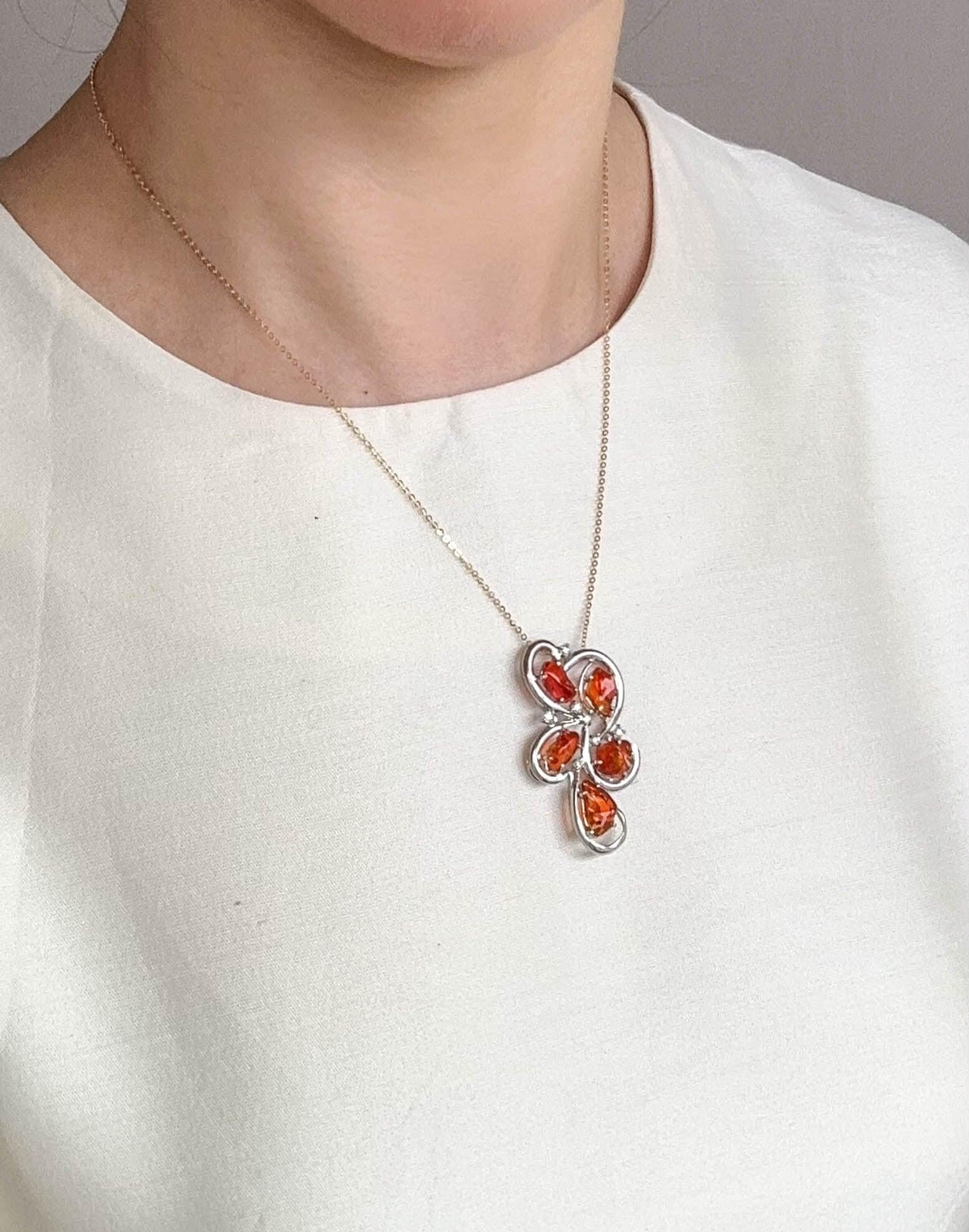 da uomo o donna Splendido ciondolo in oro bianco 18K con opale di fuoco messicano a forma libera da 5ct+ R4572 in vendita