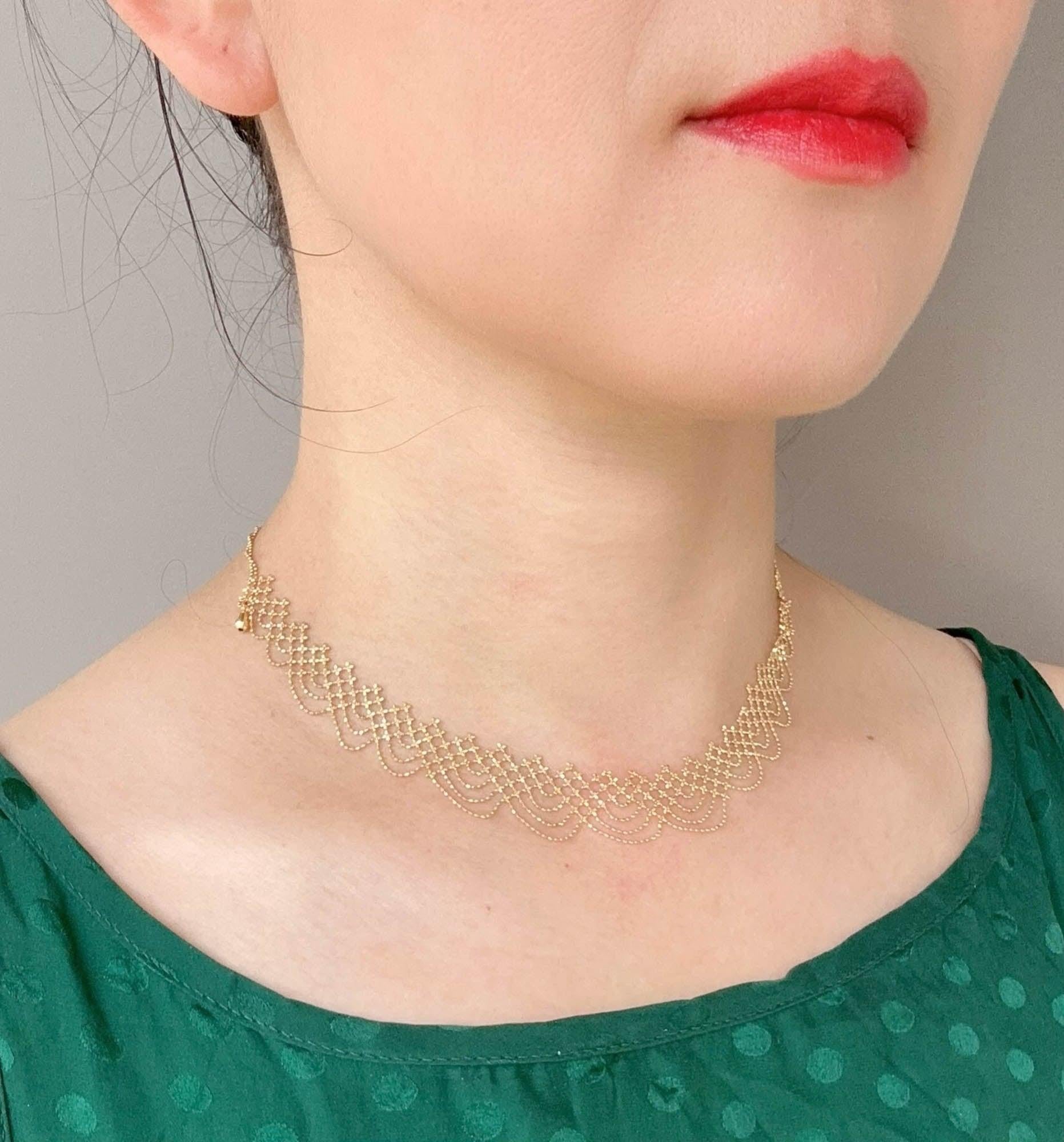 Collana con bordo in pizzo in filigrana d'oro 18K 5,3 g R4577 in vendita 2