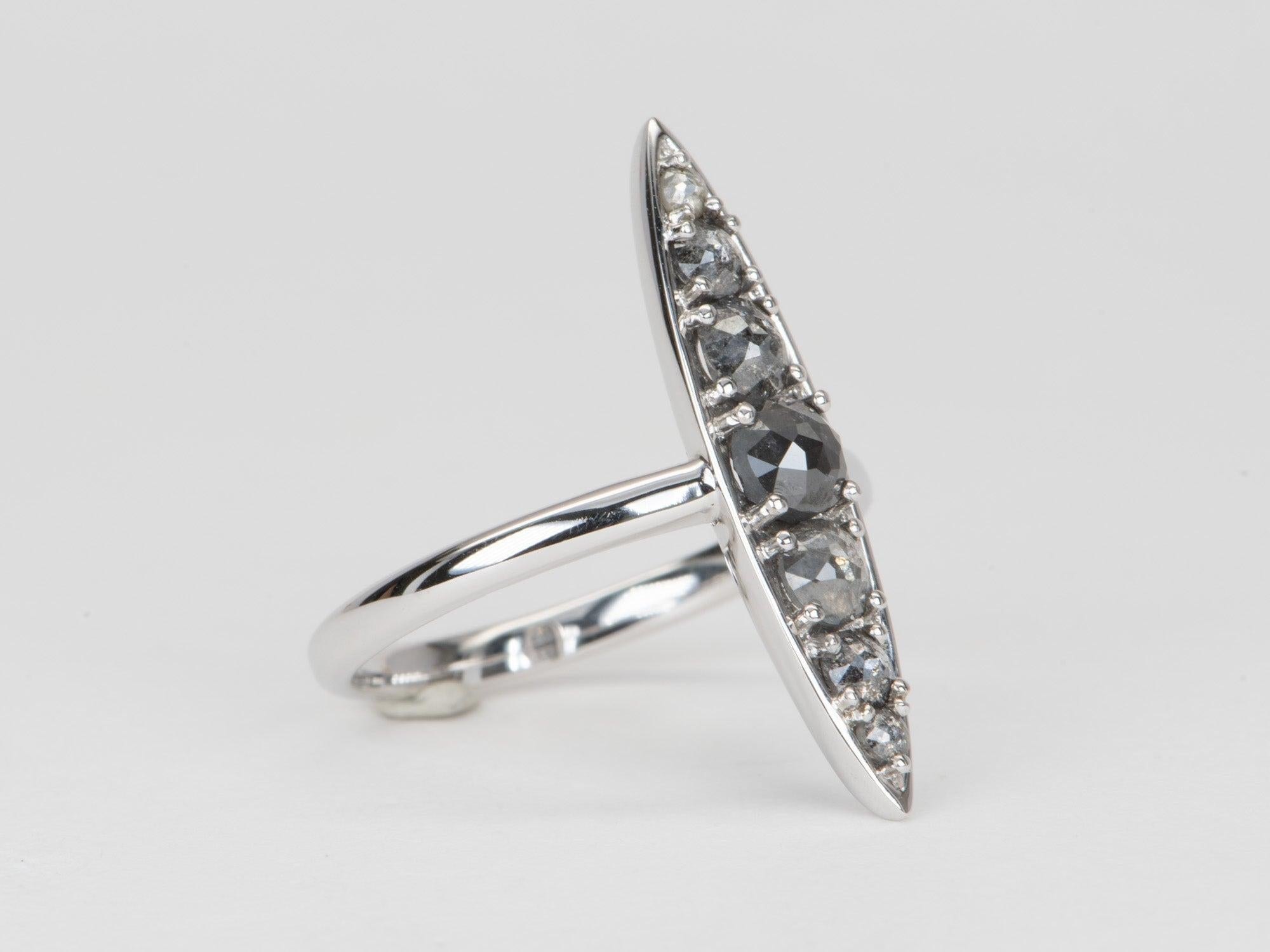 ♥ Anello Navette con Diamante Sale e Pepe 1,24ct Taglio Rosa Oro Bianco 14K R6587

♥ L'articolo misura 25,5 mm di lunghezza (direzione nord-sud), 6 mm di larghezza (direzione est-ovest) e dista 5 mm dal dito.


♥ US Size 7 (ridimensionamento libero
