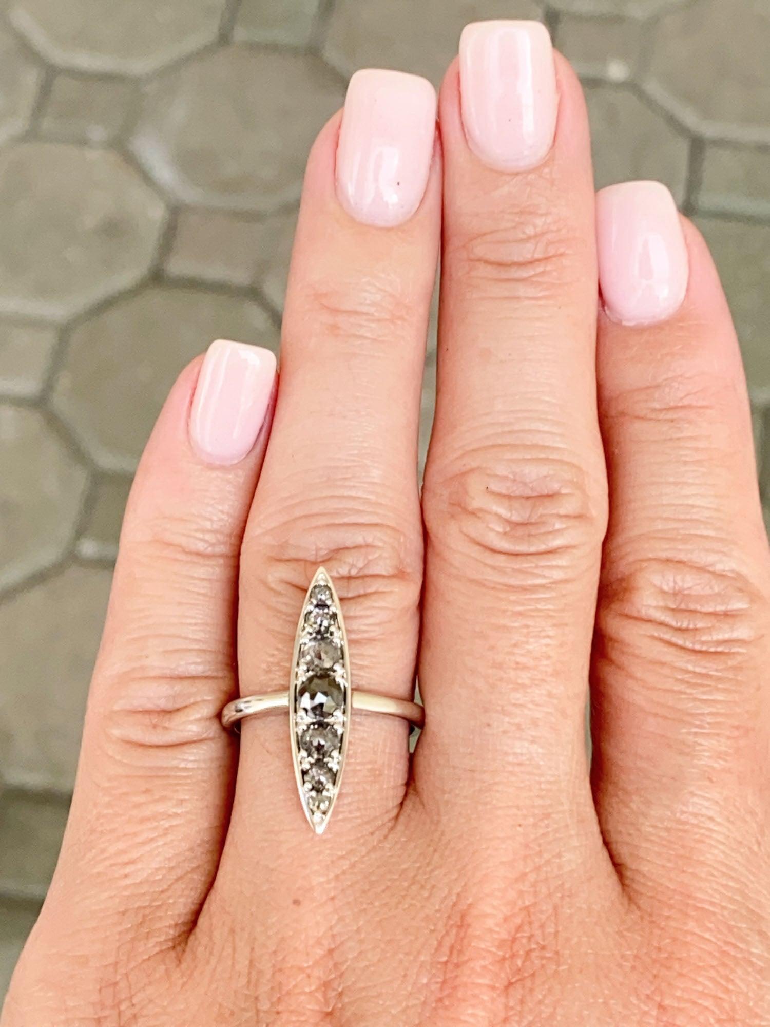 Anello Navette con Diamante Sale e Pepe 1,24ct Taglio Rosa Oro Bianco 14K R6587 in vendita 1