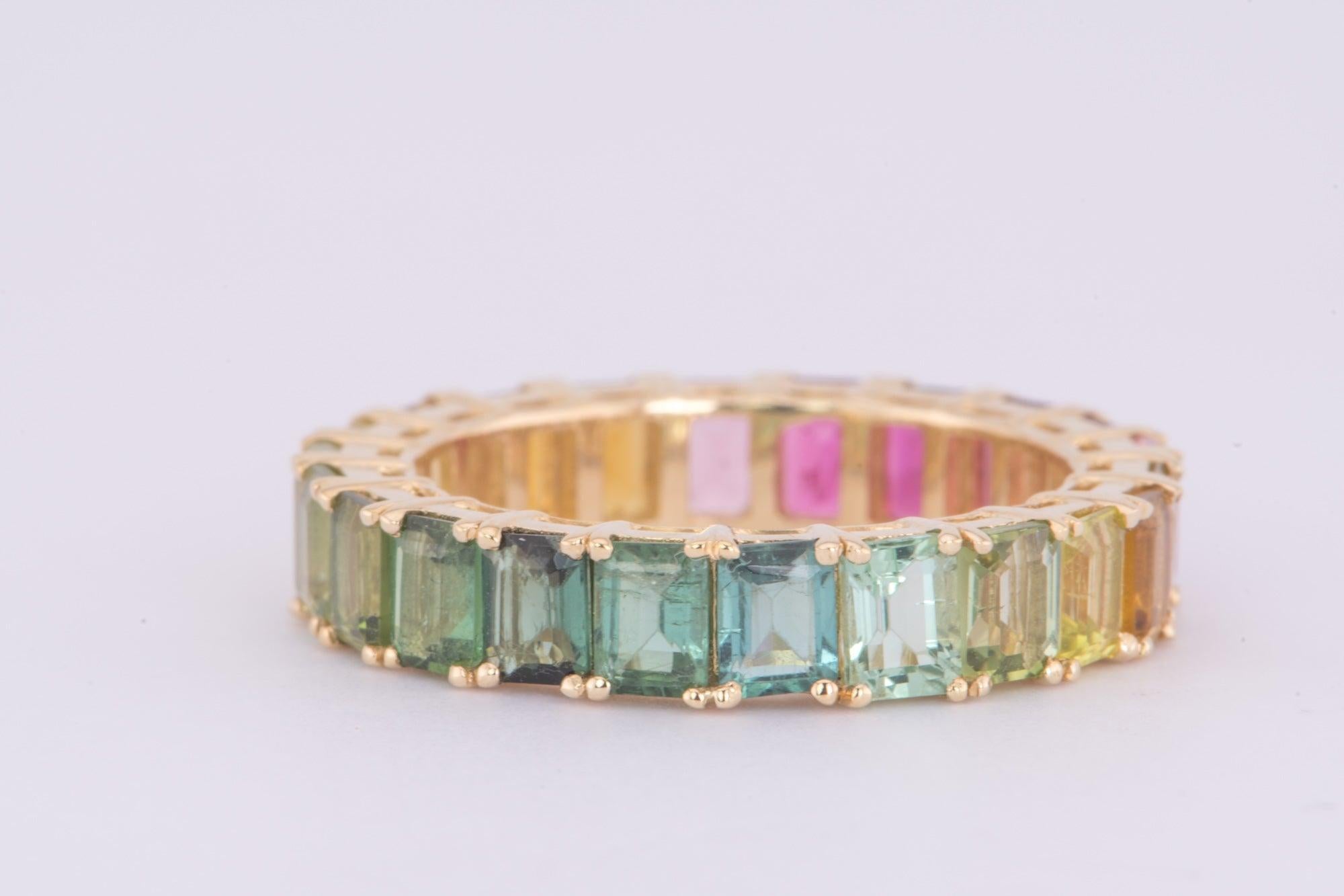 ♥ Fede nuziale di 5 carati con tormalina arcobaleno a eternità completa in oro 14K R6601

♥ Una fascia unica nel suo genere con un'intera fila di morbide tormaline color pastello.
♥ Le bellissime tormaline formano un interessante disegno intorno