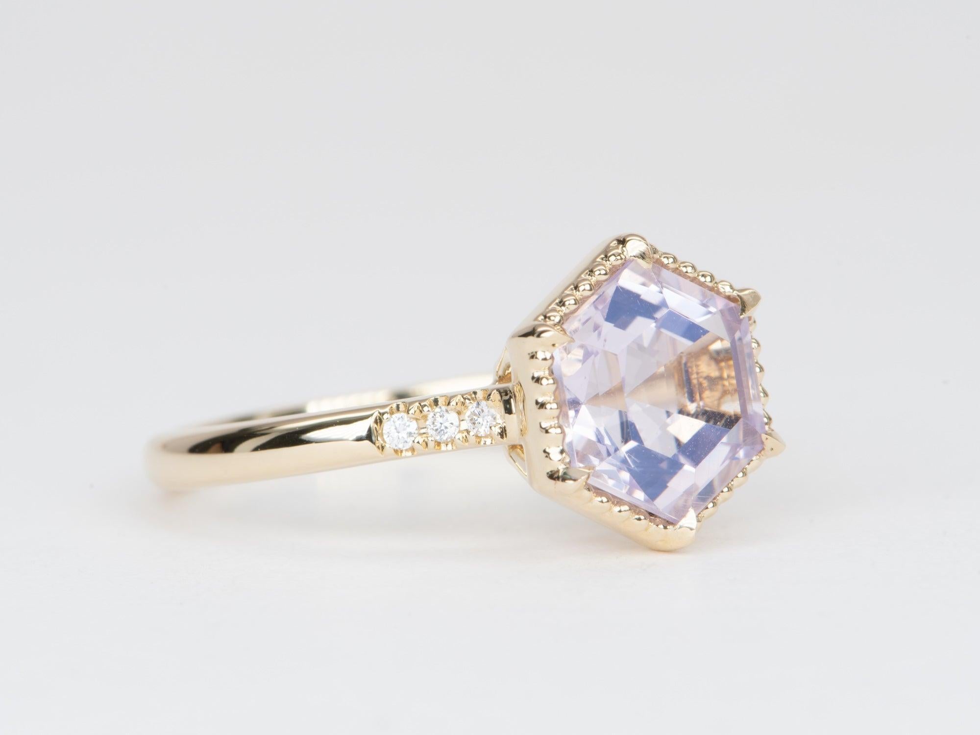 ♥ Anello di fidanzamento con castone in quarzo lavanda da 2,19 carati in oro 14K R6582

♥ L'articolo misura 11 mm di lunghezza (direzione nord-sud), 10 mm di larghezza (direzione est-ovest) e dista 7 mm dal dito.
♥ US Size 7 (ridimensionamento