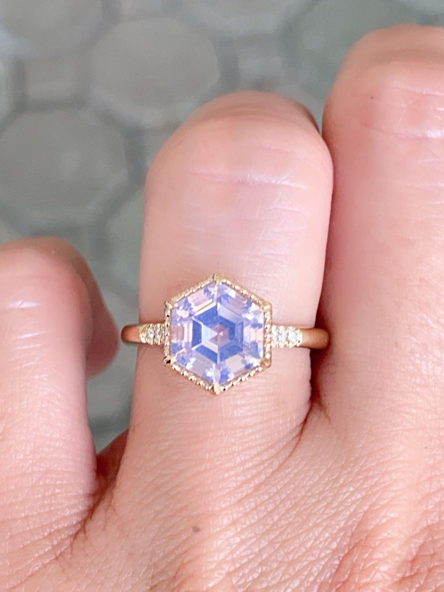 Anello di fidanzamento con castone in quarzo lavanda da 2,19 carati in oro 14K R6582 in vendita 1