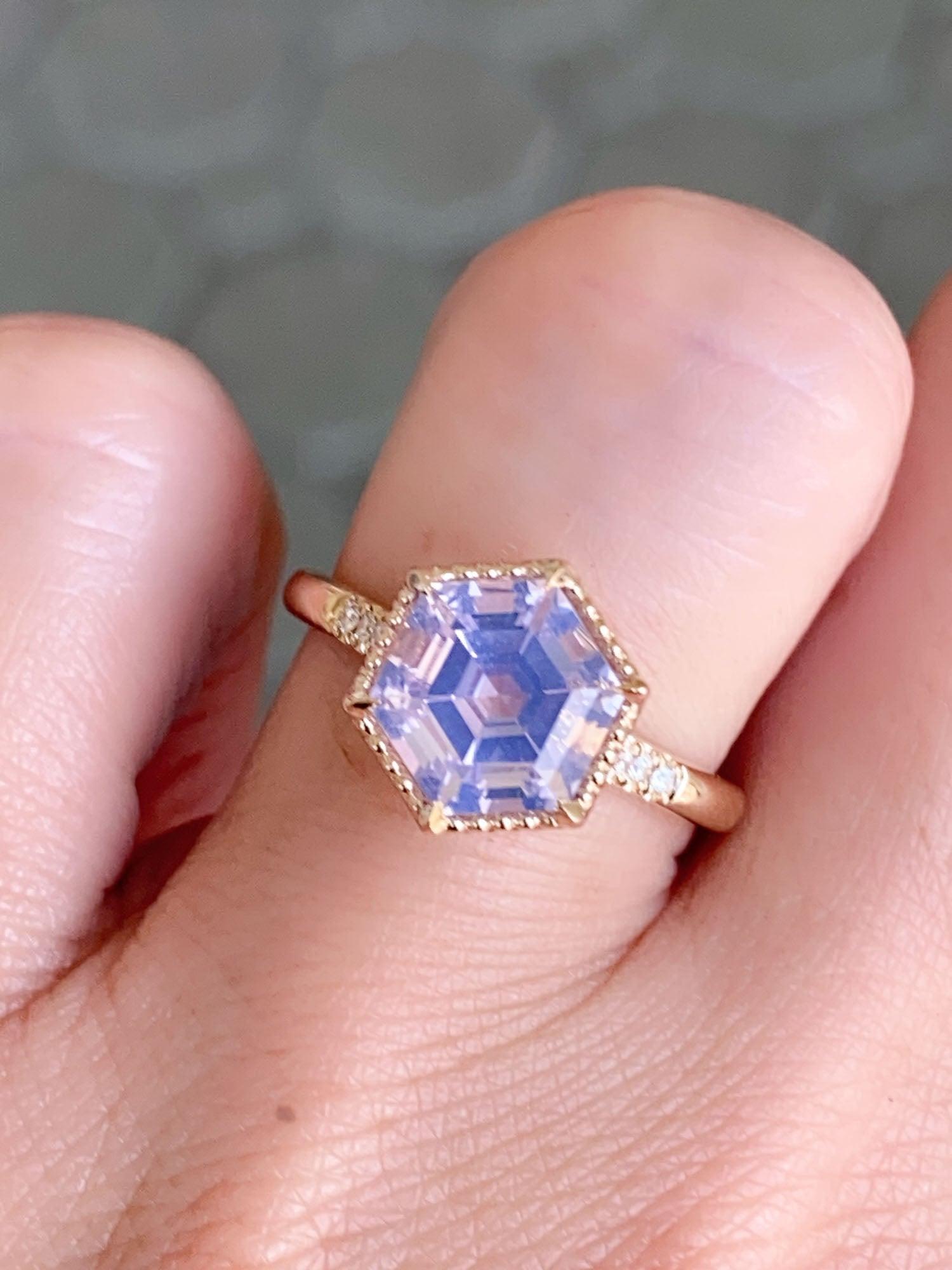 Anello di fidanzamento con castone in quarzo lavanda da 2,19 carati in oro 14K R6582 In condizioni Nuovo in vendita a Osprey, FL