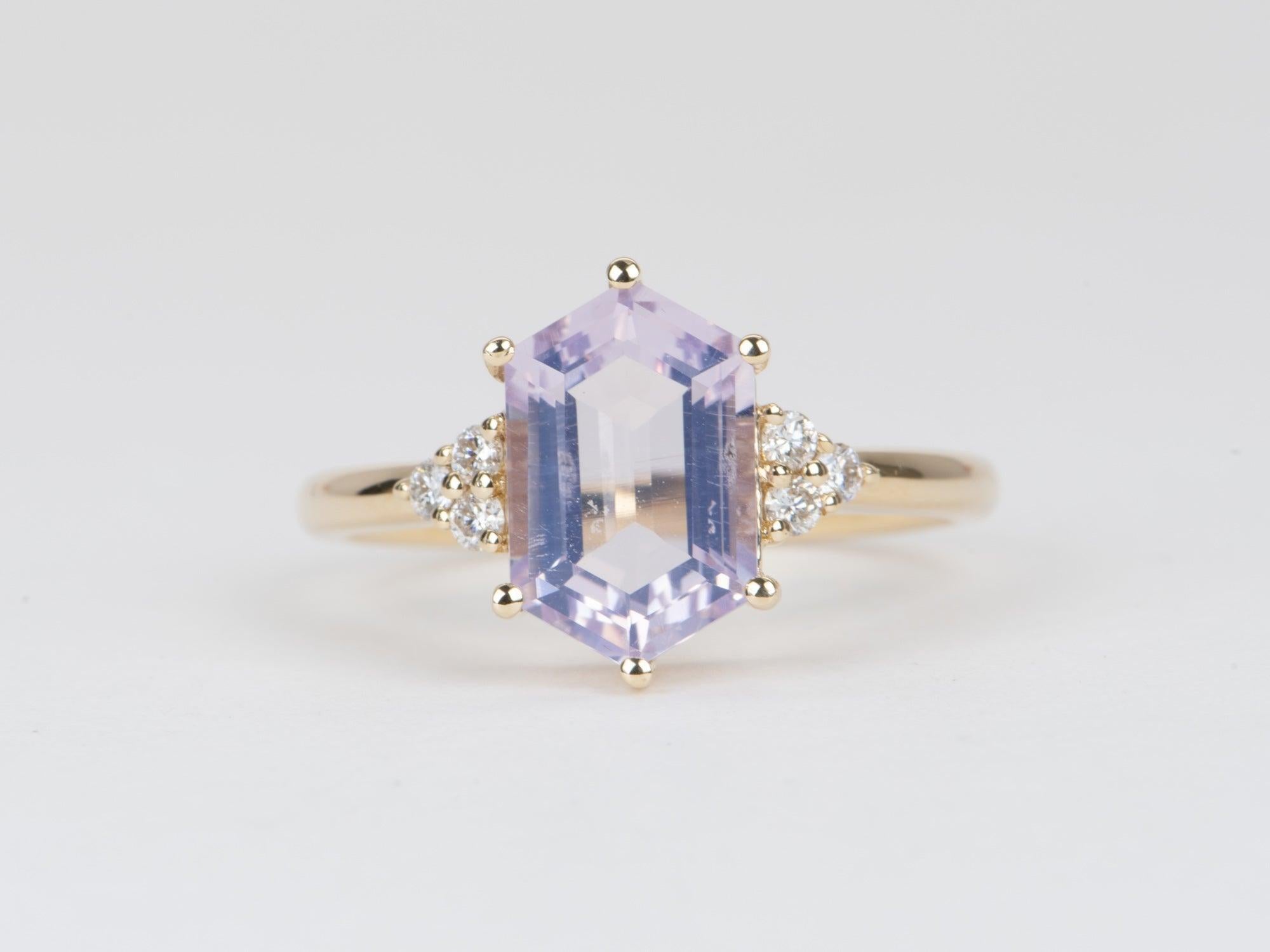 Grezzo Anello di fidanzamento in quarzo lavanda con diamanti laterali da 2,24 carati in oro 14K R6580 in vendita