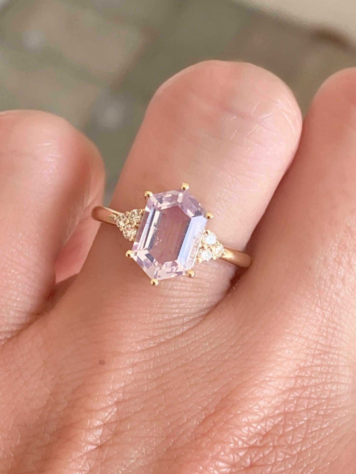 da uomo o donna Anello di fidanzamento in quarzo lavanda con diamanti laterali da 2,24 carati in oro 14K R6580 in vendita