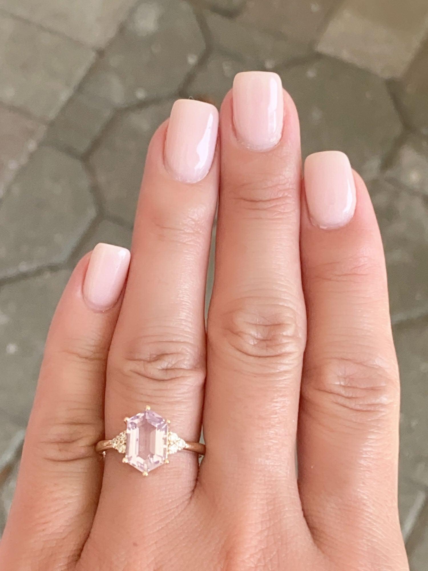 Anello di fidanzamento in quarzo lavanda con diamanti laterali da 2,24 carati in oro 14K R6580 In condizioni Nuovo in vendita a Osprey, FL