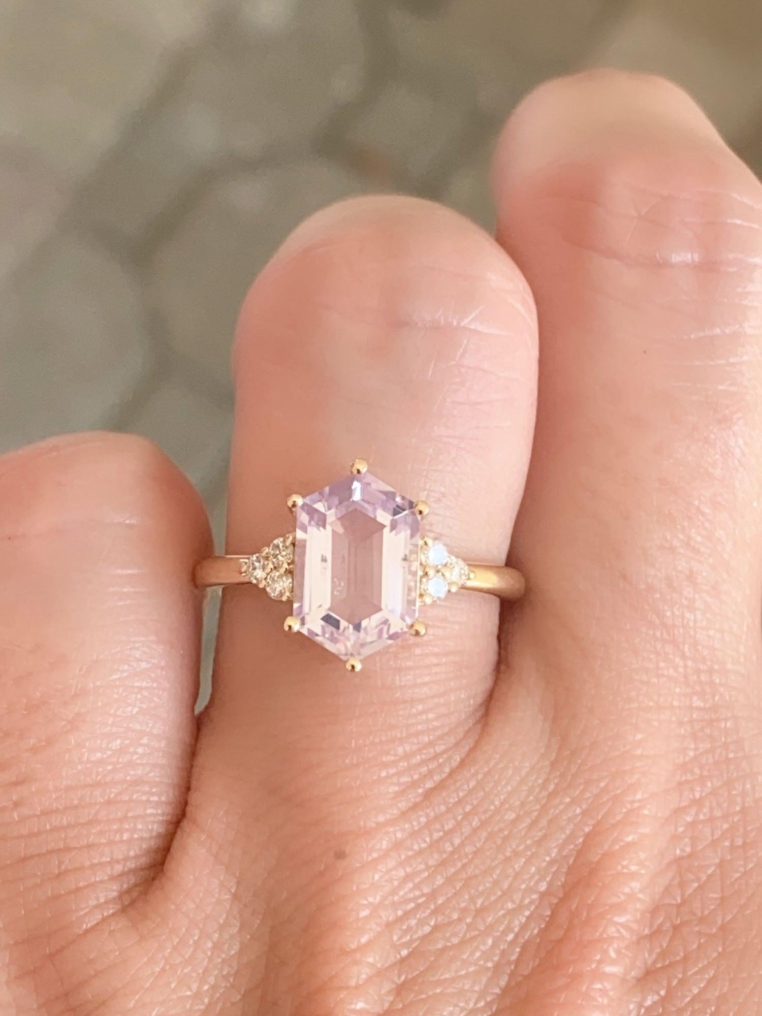 Anello di fidanzamento in quarzo lavanda con diamanti laterali da 2,24 carati in oro 14K R6580 in vendita 1
