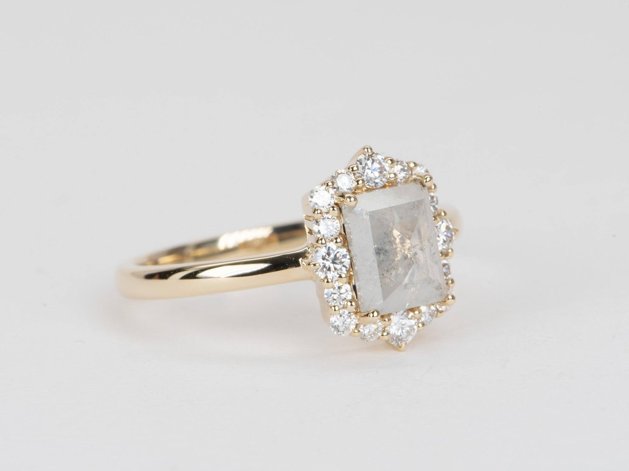 ♥ 1,39ctw Diamante naturale opalescente con anello di fidanzamento a raggiera in oro 14K R6573

♥ L'articolo misura 11,7 mm di lunghezza (direzione nord-sud), 10 mm di larghezza (direzione est-ovest) e dista 5,5 mm dal dito.
♥ US Size 7