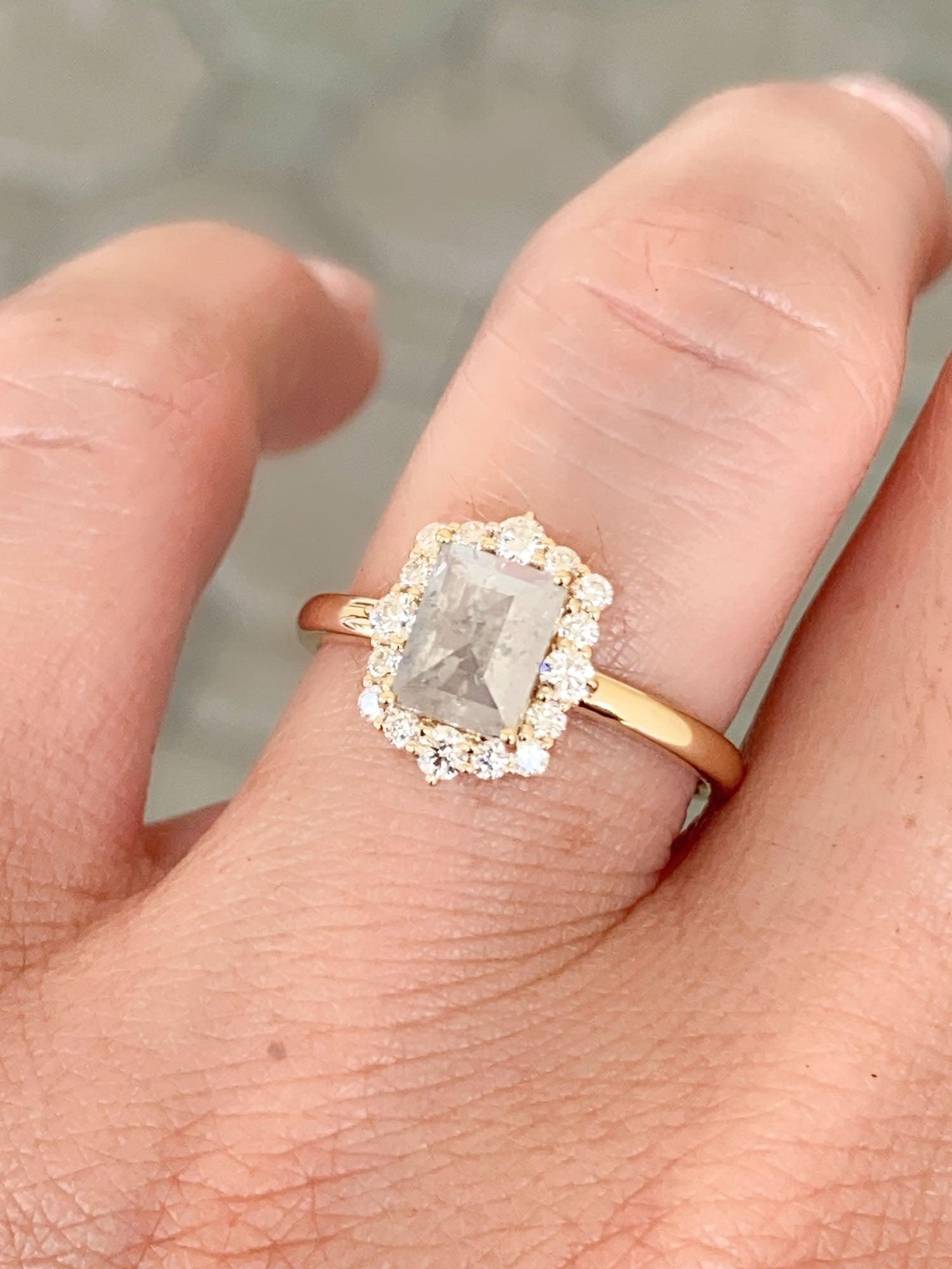 Anello di fidanzamento in oro 14K con diamante naturale opalescente da 1,39ctw e aureola R6573 in vendita 1