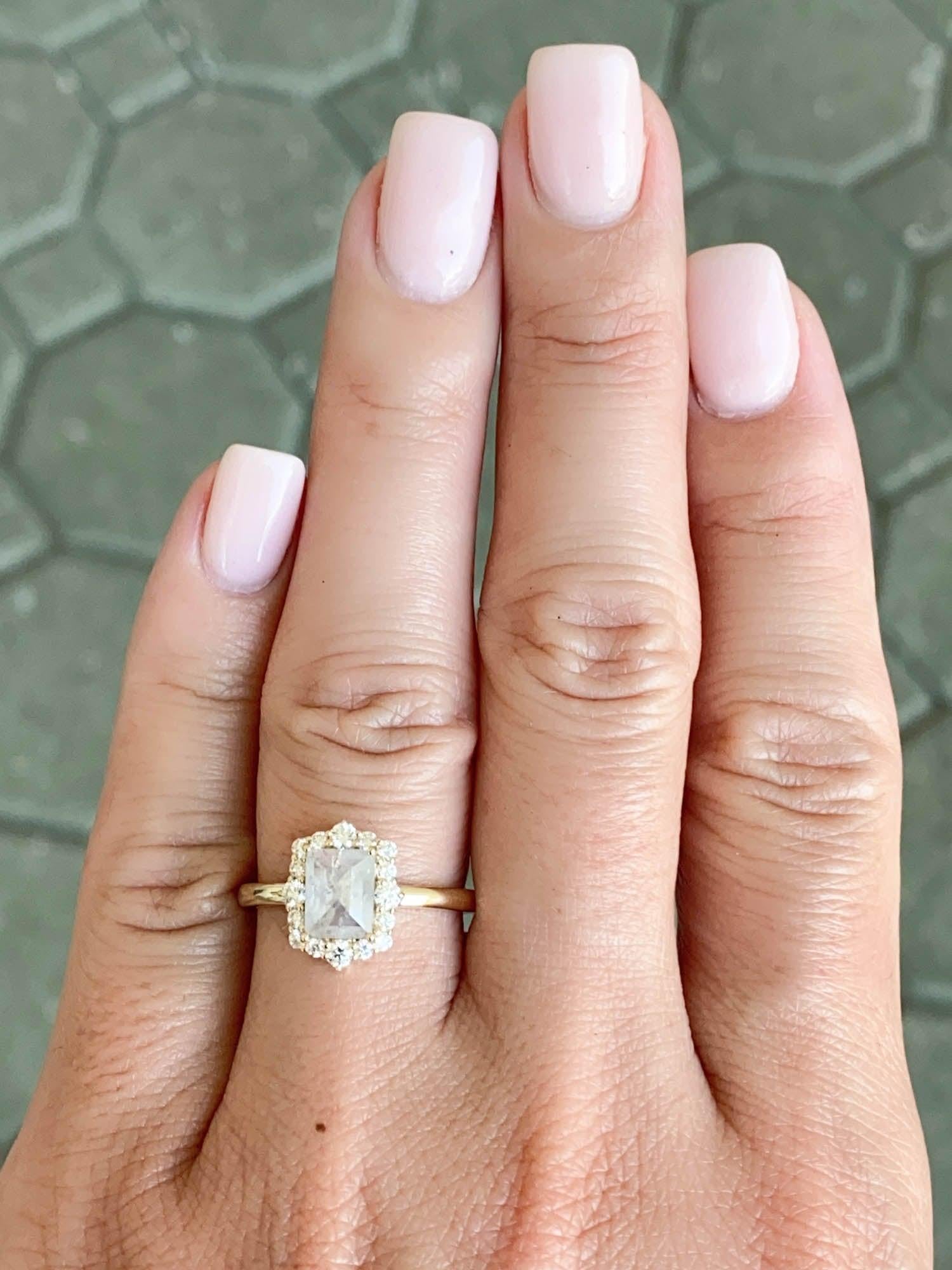 Anello di fidanzamento in oro 14K con diamante naturale opalescente da 1,39ctw e aureola R6573 In condizioni Nuovo in vendita a Osprey, FL