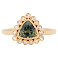 Verlobungsring aus 14-karätigem Gold mit einem 1,21-Karat-Saphir im Trillion-Schliff und einem Halo aus Naturdiamanten