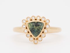 Verlobungsring aus 14-karätigem Gold mit einem 1,21-Karat-Saphir im Trillion-Schliff und einem Halo aus Naturdiamanten