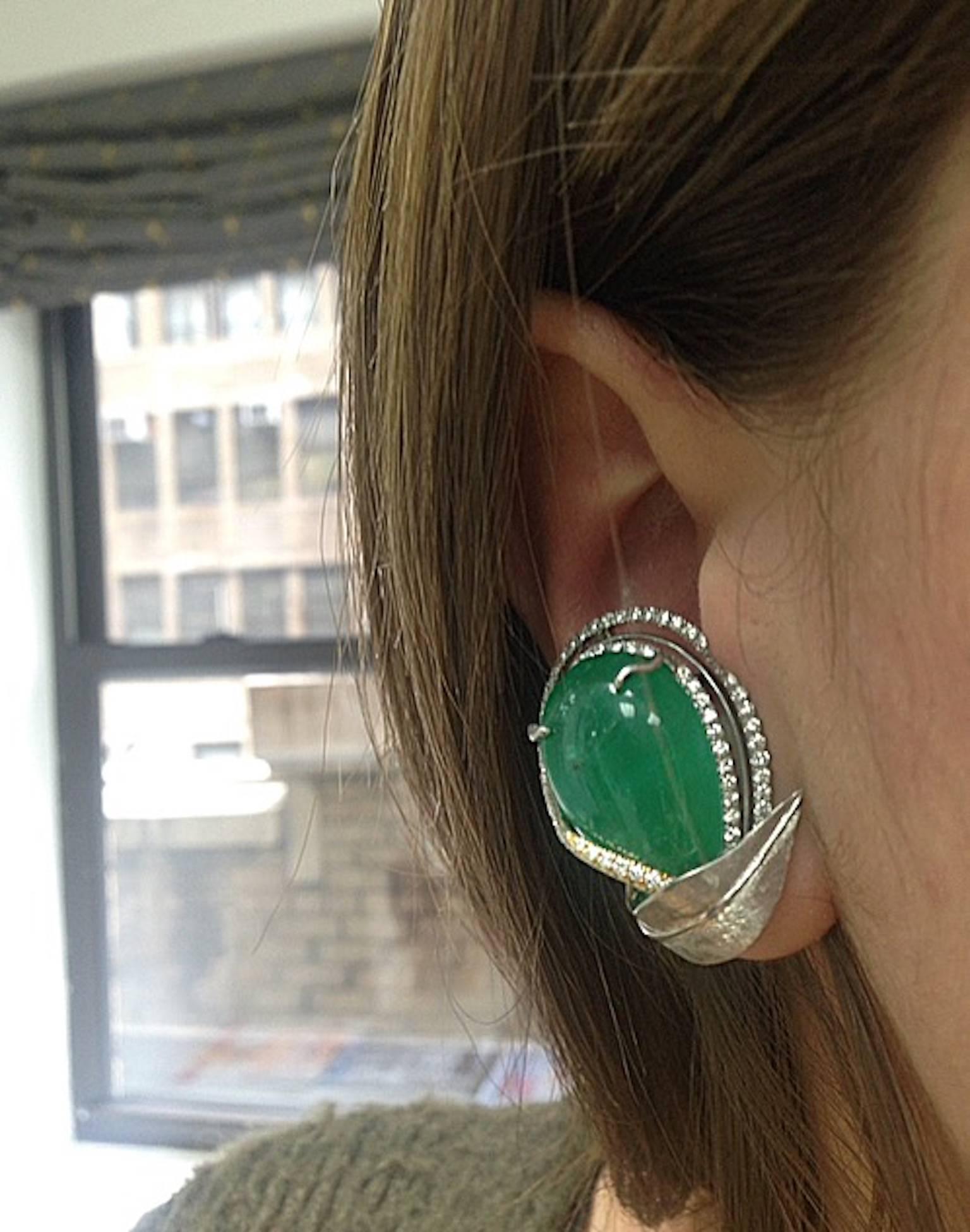 Women's Emerald Diamond gold platinum Flower Earrings For Sale
