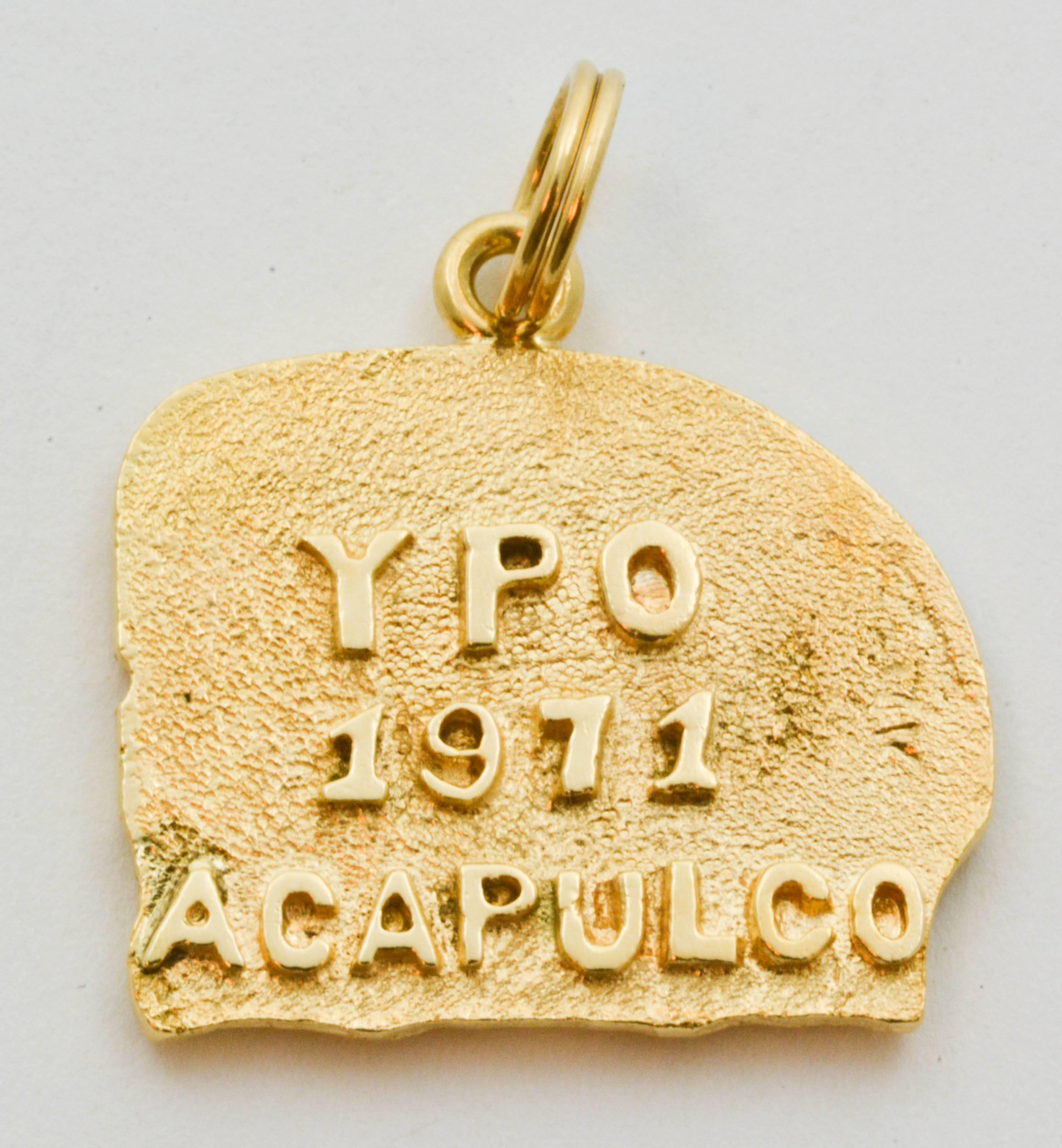 This charm is crafted with an ancient American style and features a depiction of a posing bird. The reverse of the charm is embossed with the words “YPO 1971 Acapulco.” The charm measures 17.10x21.22x2.28mm and weighs 5.9g.