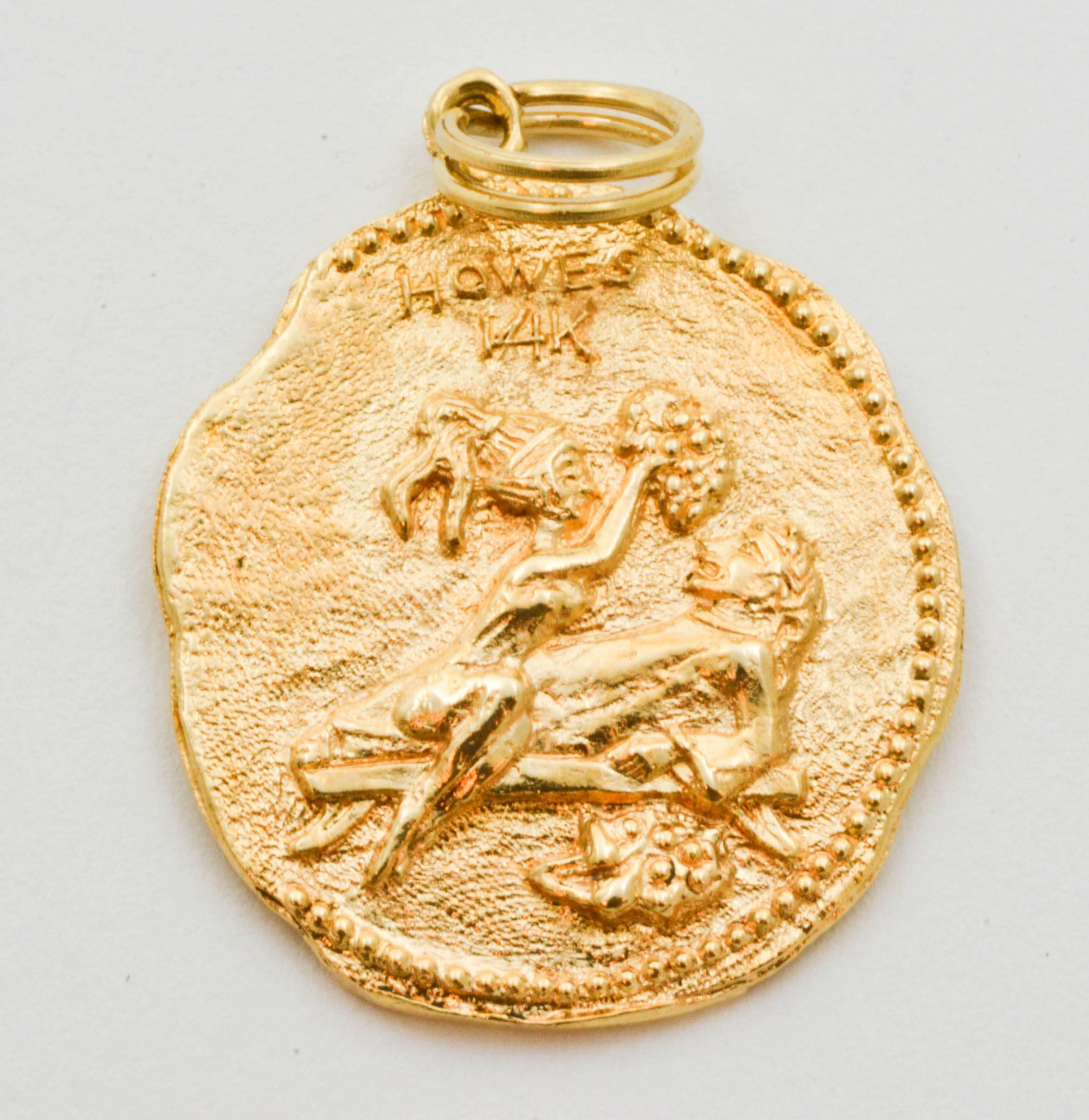 This charm is fashioned to resemble an ancient Roman coin featuring an detailed image of a Roman royal holding a scroll. “Las Vegas 1971” and “YPO” are embossed on the coin in Roman style type. The reverse side of the coin depicts a woman feeding a
